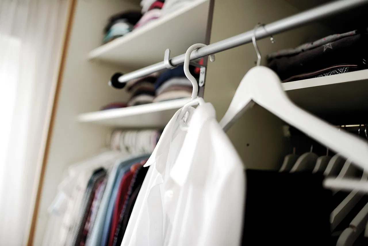 Wie organisiere ich meinen Kleiderschrank effizient und übersichtlich?
